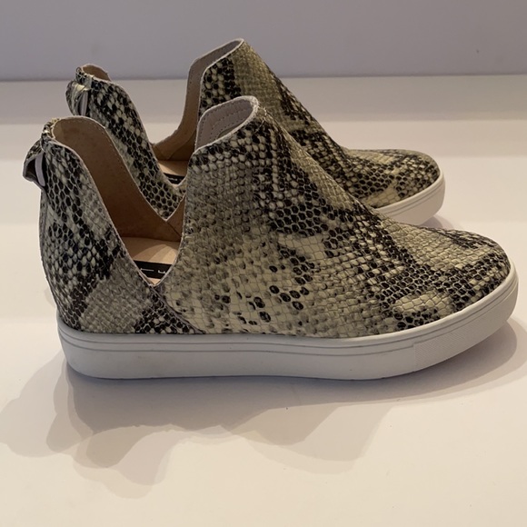 Sneakers - Picture 1 of 6